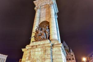 monumento de soldados e marinheiros em clinton square no centro de syracuse estado de nova york à noite foto