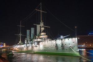 Aurora Cruiser em São Petersburgo, Rússia, à noite foto