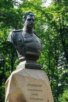 monumento a nikolay przhevalsky no jardim de alexandre são petersburgo rússia inscrição nikolay przhevalsky primeiro explorador da ásia central foto