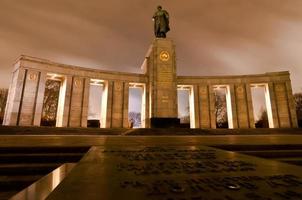 memorial de guerra soviético em berlim tiergarten foto