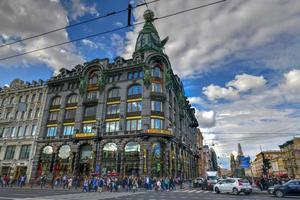 são petersburgo rússia 3 de julho de 2018 a casa do cantor casa dos livros com cúpula e esculturas de bronze na esquina da nevsky prospekt e do canal griboedov em são petersburgo foto