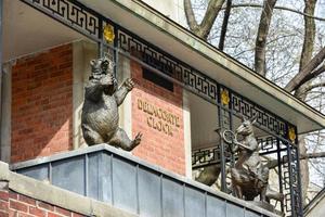 delacorte music clock do central park zoo em manhattan é um relógio mecânico de três camadas que toca música enquanto os animais giram foto