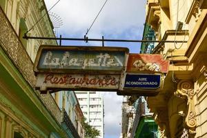 lafayette bar letreiro de néon em havana cuba foto