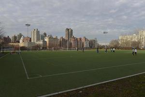 campo de futebol astroturf, roosevelt island, nova york foto