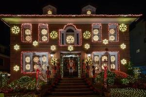 decorações de natal à noite foto