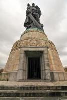 memorial de guerra soviético no parque treptower, berlim, panorama da alemanha foto