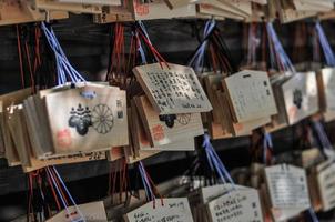 placas ema de madeira no santuário meiji em tóquio japão ema são pequenas placas de madeira nas quais os adoradores xintoístas escrevem suas orações ou desejos foto