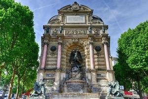 afontaine saintmichel é uma fonte monumental localizada no lugar saintmichelin 5º arrondissement em paris foto