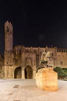 ramon berenguer iii conde de barcelona estátua de ramon berenguer iii 10861131 na praça homônima à noite ao fundo a capela de st agata barcelona catalunha espanha foto