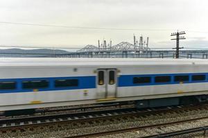 a nova ponte tappan zee em construção sobre o rio hudson em nova york através dos trilhos do trem enquanto um trem passa foto