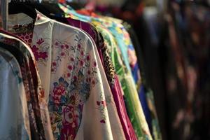 roupas da índia no mercado para venda foto