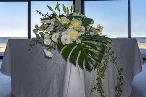 buquê de noiva rosa branca fechar detalhes na mesa de casamento foto