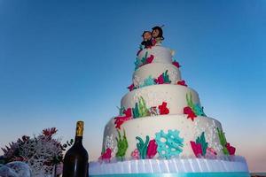 bolo de casamento estilo marinho isolado do mar foto