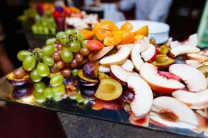 um planalto com frutas sortidas e condimentos deliciosos colocados sobre uma mesa. foto