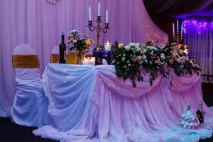 mesa de casamento no restaurante com composição de flores foto