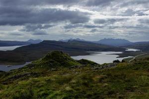 panorama do lago leathan, ilha de skye foto