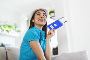 mulher está se preparando para viajar durante a pandemia de covid-19. segurando passaporte, passagem e teste de coronavírus negativo na mão enquanto a mala está por perto. viagens de verão e conceito de férias foto