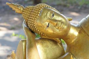 estátua de buda no templo da tailândia foto