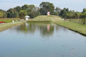 lagoa e grama verde no parque foto