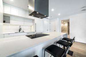 apartamento moderno em prédio novo em montreal, griffintown, canadá, totalmente encenado e mobiliado foto