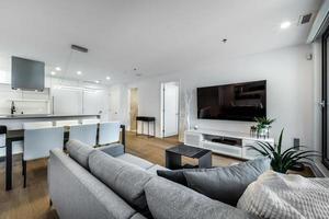 apartamento moderno em prédio novo em montreal, griffintown, canadá, totalmente encenado e mobiliado foto