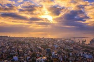 incrível vista aérea do drone da cidade e do mar com lindas nuvens. Varna, Bulgária foto