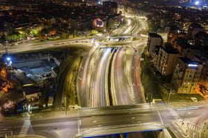 bela estrada de entroncamento de tráfego noturno com luzes de movimento do veículo vista aérea do drone foto