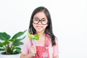crianças menina ásia comendo legumes foto