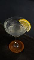 limonada. bebida espumante refrescante em um copo elegante decorado com uma rodela de limão foto