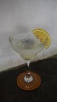 limonada. bebida espumante refrescante em um copo elegante decorado com uma rodela de limão foto
