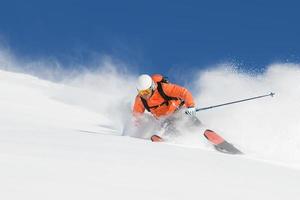 esqui na neve profunda foto