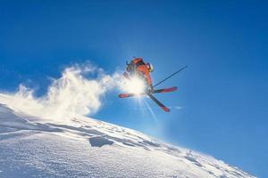 salto de esqui fora de pista foto