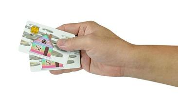 comece a criar família com a mão segurando dois cartões de crédito em branco isolados no fundo branco, conceitos de família, incluem traçado de recorte foto