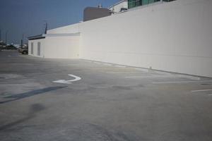 estacionamento vazio na cobertura com um belo fundo de céu azul claro foto