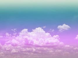beleza doce pastel verde roxo colorido com nuvens fofas no céu. imagem multicolorida do arco-íris. fantasia abstrata luz crescente foto