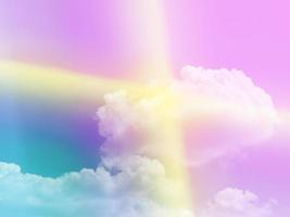 beleza doce pastel violeta cruz amarela luz colorida com nuvens fofas no céu. imagem multicolorida do arco-íris. fantasia abstrata luz crescente foto