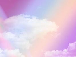 beleza doce pastel laranja roxo colorido com nuvens fofas no céu. imagem multicolorida do arco-íris. fantasia abstrata luz crescente foto