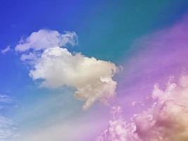 beleza doce pastel azul verde colorido com nuvens fofas no céu. imagem multicolorida do arco-íris. fantasia abstrata luz crescente foto