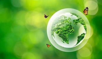 globo verde dentro de balões conceituais protegendo o meio ambiente e a natureza foto
