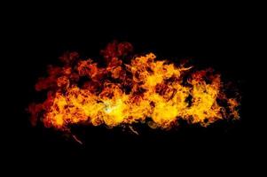pilha de chamas em um fundo preto foto