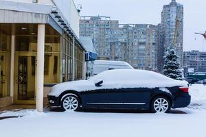 carro sob a neve no inverno. foto