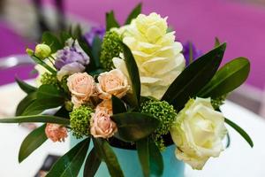 lindo buquê de presente para um aniversário composto por flores diferentes. foto