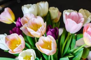 banner de flores da primavera, monte de flores de tulipa amarelas e roxas foto