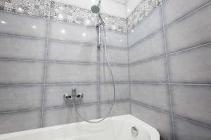 interior do chuveiro moderno no banheiro em casa design moderno do banheiro foto