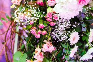 arco de muitas flores bonitas, arco de casamento com flores de peônias para um arco de casamento foto