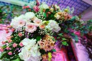 arco de muitas flores bonitas, arco de casamento com flores de peônias para um arco de casamento foto