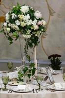lindas flores na mesa no dia do casamento foto