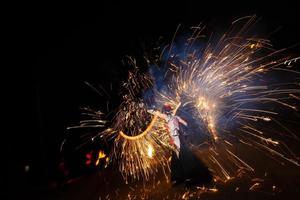 show de fogo e muitas faíscas brilhantes na noite foto