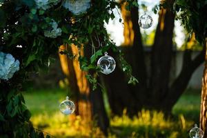 decoração floral de casamento original na forma de mini-vasos e buquês de flores pendurados no teto foto