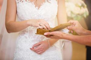 os noivos trocam alianças no casamento, closeup, mãos, dedos foto